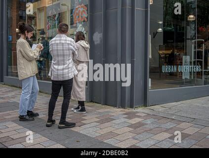 Belfast, Royaume-Uni. 16 novembre 2020. Les clients se trouvent à l'extérieur du magasin Urban Outfitters. Crédit : SOPA Images Limited/Alamy Live News Banque D'Images