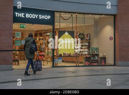 Belfast, Royaume-Uni. 16 novembre 2020. Un client est entré dans l'atelier de carrosserie. Crédit : SOPA Images Limited/Alamy Live News Banque D'Images