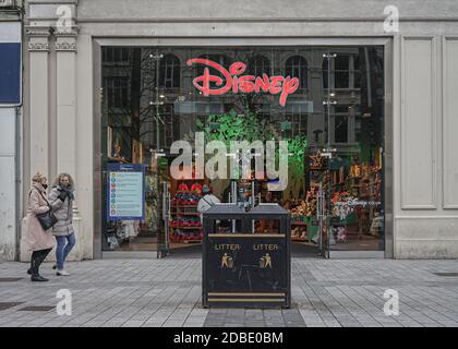 Belfast, Royaume-Uni. 16 novembre 2020. Les femmes marchent devant un magasin Disney. Crédit : SOPA Images Limited/Alamy Live News Banque D'Images