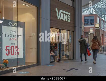 Belfast, Royaume-Uni. 16 novembre 2020. Les clients font le tour du magasin Vans. Crédit : SOPA Images Limited/Alamy Live News Banque D'Images