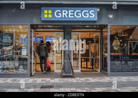 Belfast, Royaume-Uni. 16 novembre 2020. Les clients sont vus entrer dans le magasin Greggs. Crédit : SOPA Images Limited/Alamy Live News Banque D'Images