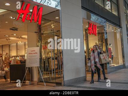 Belfast, Royaume-Uni. 16 novembre 2020. Les clients se prominent devant le magasin H&M. Crédit : SOPA Images Limited/Alamy Live News Banque D'Images