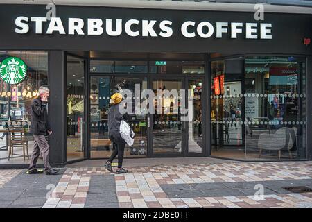 Belfast, Royaume-Uni. 16 novembre 2020. Les clients attendent à l'extérieur du café Starbucks. Crédit : SOPA Images Limited/Alamy Live News Banque D'Images