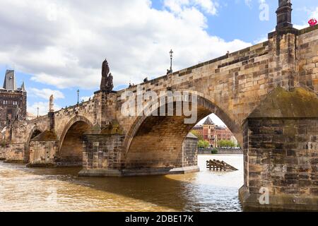 Prague, République Tchèque - 2 mai 2017 : Pont Charles sur la Vltava par beau temps. Sa construction a commencé en 1357 sous les auspices du roi Charle Banque D'Images