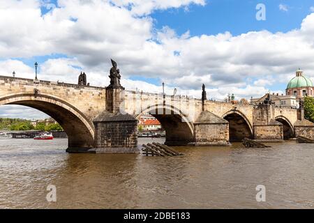 Prague, République Tchèque - 2 mai 2017 : Pont Charles sur la Vltava par beau temps. Sa construction a commencé en 1357 sous les auspices du roi Charle Banque D'Images