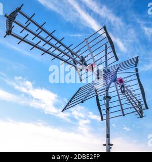 Antenne de télévision avec fond bleu ciel. Antenne directionnelle pour la réception de la télévision numérique DVB-T et DVB-T2 contre un ciel bleu. Banque D'Images