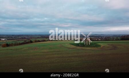 Classic British Farm Brick Windmill se dressant au-dessus de Horizon - Chesterton Windmill, Leamington Spa, Warwickshire Banque D'Images