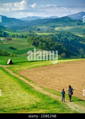 Mère et fils randonnée dans la belle campagne de Neuheim dans le canton de Zug, Suisse. Banque D'Images