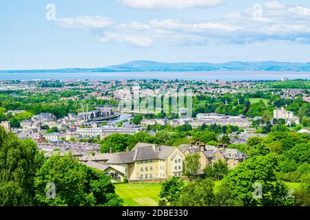 Le paysage urbain de Lancaster, avec la baie de Morecambe vue depuis le Mémorial Ashton Banque D'Images