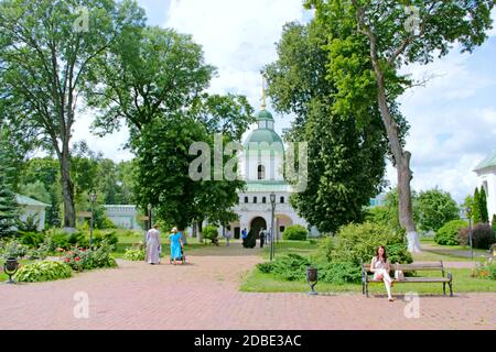 Belle vue sur le monastère masculin de Spaso-Preobrazhensky Novhorod-Siverskyi. Église parmi les arbres verts de Novgorod-Seversky. Lieu religieux avec grand tr Banque D'Images