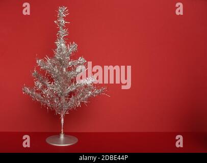 Arbre de Noël rétro argenté scintillant des années 1970 Banque D'Images