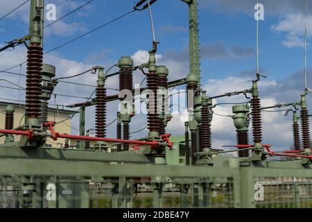 câbles d'une sous-station de transformateurs haute tension dans la centrale électrique verte Banque D'Images