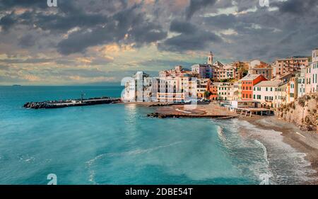 Ancienne ville italienne pittoresque ancien village de pêcheurs de Bogliasco pendant le coucher de soleil couvert sur fond ciel nuageux. Baie turquoise de la Méditerranée Banque D'Images