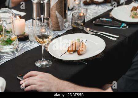 homme mangeant des côtelettes de viande juteuses avec un croquant sur un assiette en céramique avec riz Banque D'Images