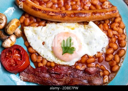 petit déjeuner complet en petit-déjeuner sur une assiette Banque D'Images