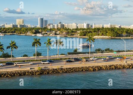 Miami, FL, United States - 20 Avril 2019 : MacArthur Causeway à Biscayne Bay à Miami, Floride, USA. Le MacArthur Causeway est un colossal six voies en Banque D'Images