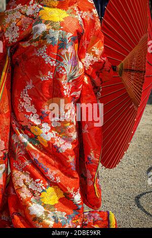 Kimono cérémoniel rouge à douze couches (costume national japonais). Lieu de tournage : préfecture de kanagawa, ville de Yokohama Banque D'Images