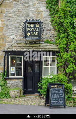 The Royal Oak, pub de village recouvert de super-réducteur datant de 1540, Cerne Abbas, Dorset, Royaume-Uni Banque D'Images