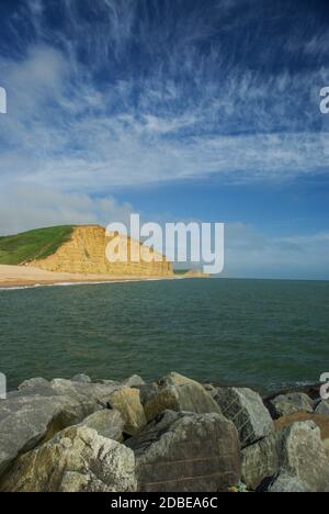 Vue lointaine de East Cliff sur la côte jurassique, West Bay, Bridport, Dorset, Royaume-Uni Banque D'Images