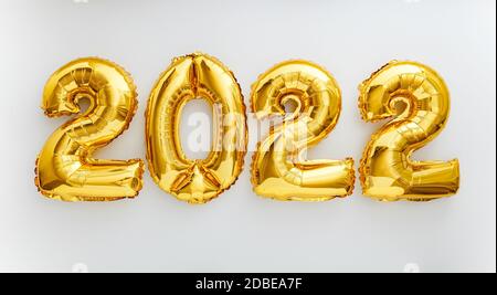 2022 texte de bulle sur fond blanc. Bonne invitation de la Saint-Sylvestre avec ballons de Noël en papier d'aluminium or 2022. Longue bannière en toile à poser à plat Banque D'Images