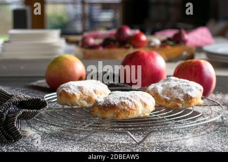 Morceaux de pâte sur une grille de refroidissement. Poches à tarte aux pommes Banque D'Images