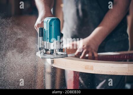 Concept de menuiserie, travail du bois et fabrication de meubles, menuisier professionnel coupant du bois dans la boutique de menuiserie Banque D'Images