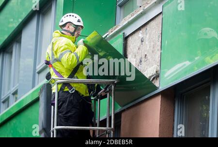 Photo de dossier datée du 27/06/17, d'un Bardage retiré de l'immeuble de la tour de Hanovre à Sheffield, dans le Yorkshire. Le revêtement dangereux comme celui utilisé à l'extérieur de la tour Grenfell devrait être à l'écart de la majorité des autres bâtiments d'ici la fin de l'année, a déclaré le secrétaire au logement Robert Jenick. Banque D'Images