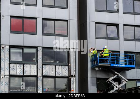 Photo du dossier datée du 26/06/17 de la suppression du revêtement de Whitebeam court, à Pendleton, dans le Grand Manchester.le revêtement dangereux comme celui utilisé à l'extérieur de la tour Grenfell devrait être éloigné de la majorité des autres bâtiments d'ici la fin de l'année, a déclaré le secrétaire au logement Robert Jenick. Banque D'Images