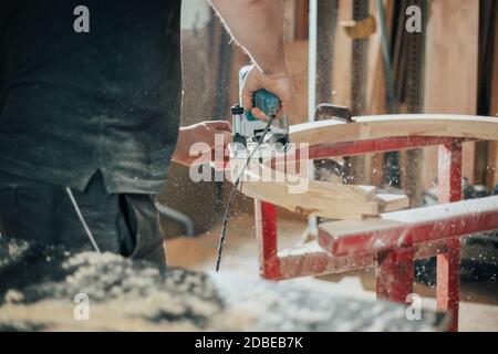 Concept de menuiserie, travail du bois et fabrication de meubles, menuisier professionnel coupant du bois dans la boutique de menuiserie Banque D'Images