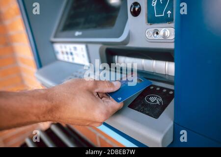 Retrait sans contact de l'ATM par carte de crédit, concept financier Banque D'Images