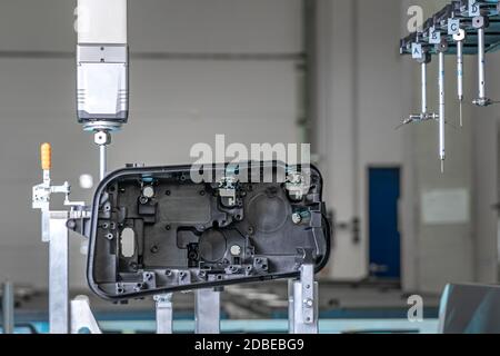 mesure précise en 3d des pièces moulées en plastique sur une machine moderne pour l'industrie automobile, contrôlée par ordinateur, l'industrie des programmes 4.0. Banque D'Images