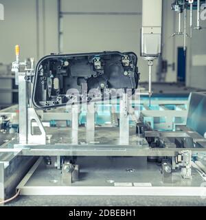 mesure précise en 3d des pièces moulées en plastique sur une machine moderne pour l'industrie automobile, contrôlée par ordinateur, l'industrie des programmes 4.0. Banque D'Images