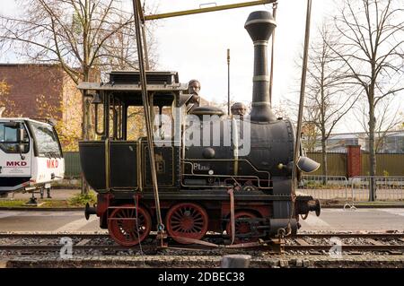 Potsdam, Allemagne. 16 novembre 2020. Un autre prop de film pour la collection 'géant props' d'originaux inhabituels, la locomotive 'Emma' des films Jim Knopf, sera installé dans la rue des géants dans le parc de cinéma Babelsberg. Le directeur du parc cinématographique et le 'pilote de locomotive' Friedhelm Schatz ont organisé le transport. Potsdam, 16 novembre 2020 | usage dans le monde crédit : dpa/Alay Live News Banque D'Images