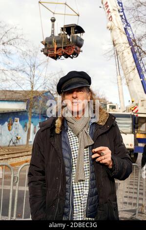 Potsdam, Allemagne. 16 novembre 2020. Un autre prop de film pour la collection 'géant props' d'originaux inhabituels, la locomotive 'Emma' des films Jim Knopf, sera installé dans la rue des géants dans le parc de cinéma Babelsberg. Le directeur du parc cinématographique et le 'pilote de locomotive' Friedhelm Schatz ont organisé le transport. Potsdam, 16 novembre 2020 | usage dans le monde crédit : dpa/Alay Live News Banque D'Images