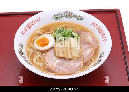 Soupe japonaise de miso nouilles ramen dans un bol sur plateau Banque D'Images