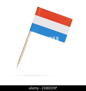 Drapeau papier miniature Luxembourg. Pointeur de drapeau de cure-dent luxembourgeois isolé sur fond blanc. Avec ombre en dessous Banque D'Images