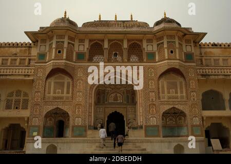 Personnes entrant dans la porte de Ganesh (Ganesh Pol) à l'intérieur du complexe de fort d'Amer à Amer, Rajasthan, Inde. Banque D'Images