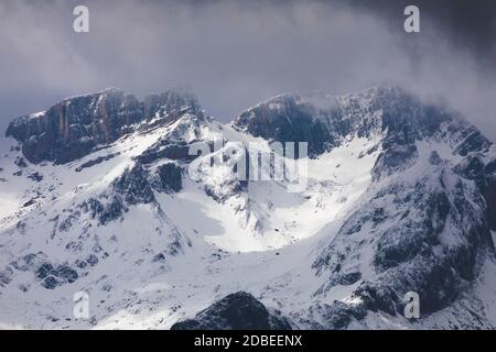 Paysage de montagnes enneigées dans les Pyrénées aragonaises. Vallée d'Aguas Tuertas, Hecho et Anso, Huesca, Espagne. Banque D'Images