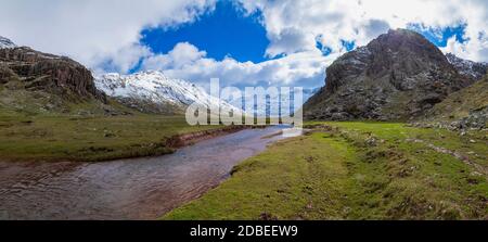 Montagnes enneigées paysage panoramique dans les Pyrénées aragonaises. Vallée d'Aguas Tuertas, Hecho et Anso, Huesca, Espagne. Banque D'Images