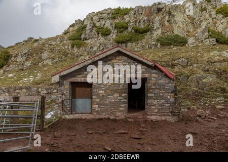 Refuge de montagne dans la vallée d'Aguas Tuertas, Hecho, Anso, Huesca. Pyrénées aragonaises. Banque D'Images