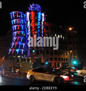 Prague, République tchèque. 17 octobre 2013. La première année du plus grand festival de la lumière en République tchèque commence le 17 octobre 2013. Des lumières sont projetées sur la Dancing House à Prague. *** Légende locale crédit: Slavek Ruta/ZUMA Wire/Alamy Live News Banque D'Images