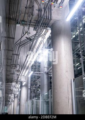 de grandes fenêtres passent la lumière du jour à l'intérieur d'un bâtiment de bureau sur un verre moderne couloir intérieur du bâtiment Banque D'Images