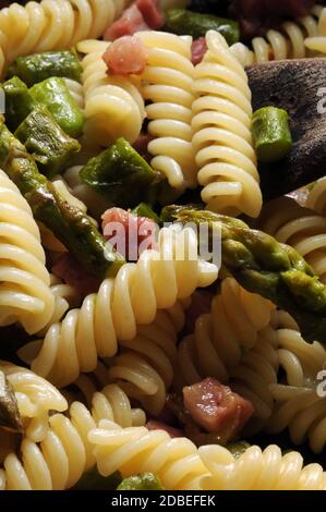 Fusilli à la pancetta et aux asperges Banque D'Images