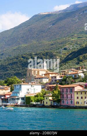 MALCESINE, ITALIE - 30 SEPTEMBRE 2018 : Lac de Garde, le plus grand lac d'Italie, vue sur la ville depuis le lac Banque D'Images