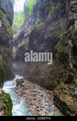 Faites de la randonnée dans la gorge de Partnachklamm près de Garmisch Partenkirchen Banque D'Images