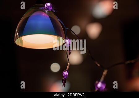 Lampes de fées Halloween avec araignées sur la suspension Banque D'Images