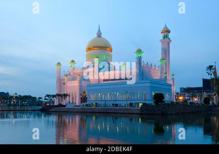 La mosquée Omar Ali Saifuddien domine le petit centre-ville de la capitale du Brunei, Bandar Sri Begawan, sur l'île Bornéo Banque D'Images