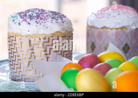 Deux gâteaux de Pâques et œufs colorés en gros plan Banque D'Images