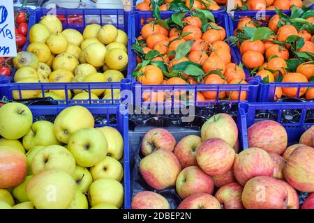 Pommes et clémentines en vente sur un marché Banque D'Images