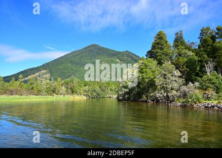 Magnifique lac Rotoroa avec des montagnes en arrière-plan. Parc national des lacs Nelson, Tasman, Nouvelle-Zélande, île du Sud. Banque D'Images